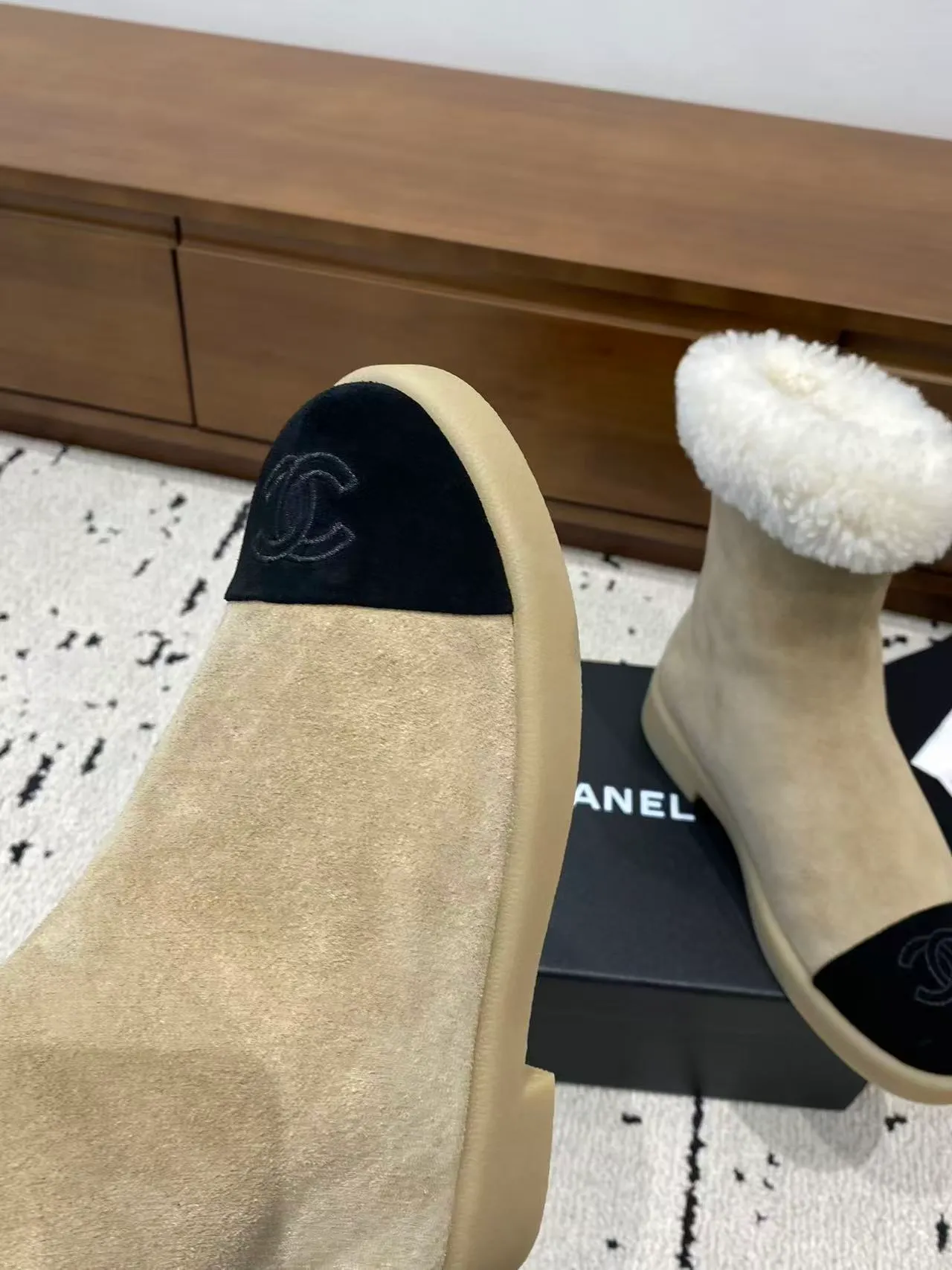 👟👟Ex-factory price 700👟👟 🍀Chanel 2025 autumn and winter furry snow boots. Chanel new autumn and winter genuine wool slippers and boots. Xiaoxiang’s 2025 autumn and winter most beautiful snow boots. Classic, beautiful and warm snow boots❤️Super warm! It's enough to have it this winter, it's really beautiful and fairy~ Materials and craftsmanship: The upper is made of custom sheepskin/wool/sheepskin, and the inner pads are all made of wool. It feels very soft and comfortable! The sole is the original TPU outsole Size: 35-39 (40.41 customized, non-refundable)